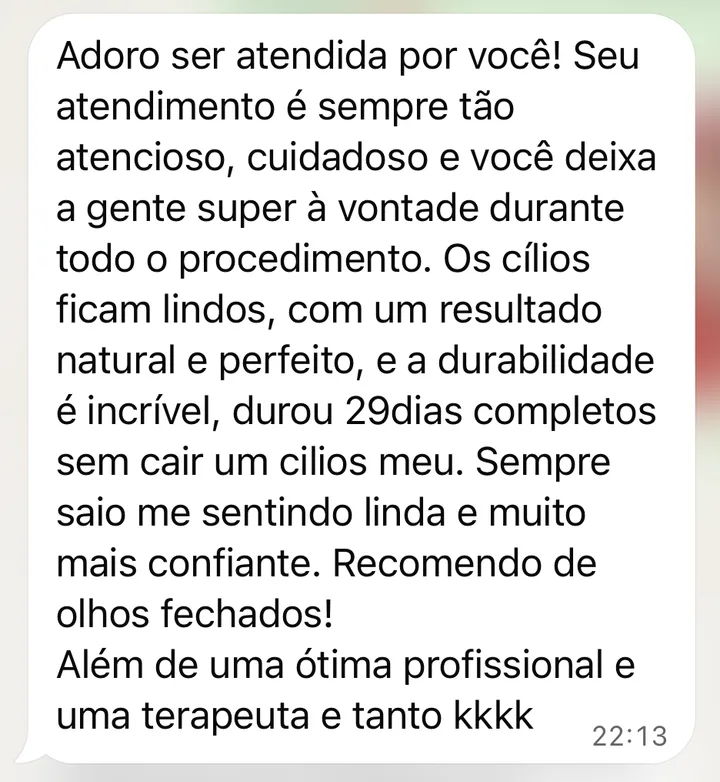 Mensagem de cliente no WhatsApp: Os cílios ficam lindos, com um resultado natural e perfeito, e a durabilidade é incrível: durou 29 dias completos sem cair um cílio meu. Sempre saio me sentindo linda e muito mais confiante. Recomendo de olhos fechados!