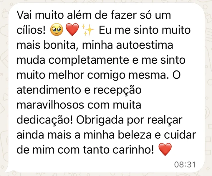 Mensagem de cliente no WhatsApp: Vai muito além de fazer só os cílios! Eu me sinto muito mais bonita, minha autoestima muda completamente e me sinto muito melhor comigo mesma. Obrigada por realçar ainda mais a minha beleza e cuidar de mim com tanto carinho!