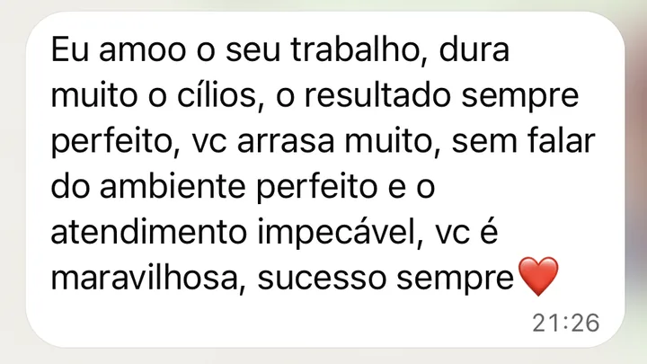 Mensagem de cliente no WhatsApp: Eu amo o seu trabalho! Os cílios duram muito, o resultado é sempre perfeito, sem falar do ambiente perfeito e do atendimento impecável. Você é maravilhosa, sucesso sempre!